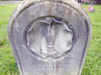 A hand pointing heavenward adorns the grave of Lettita Miller Sarings. (DDD photo)